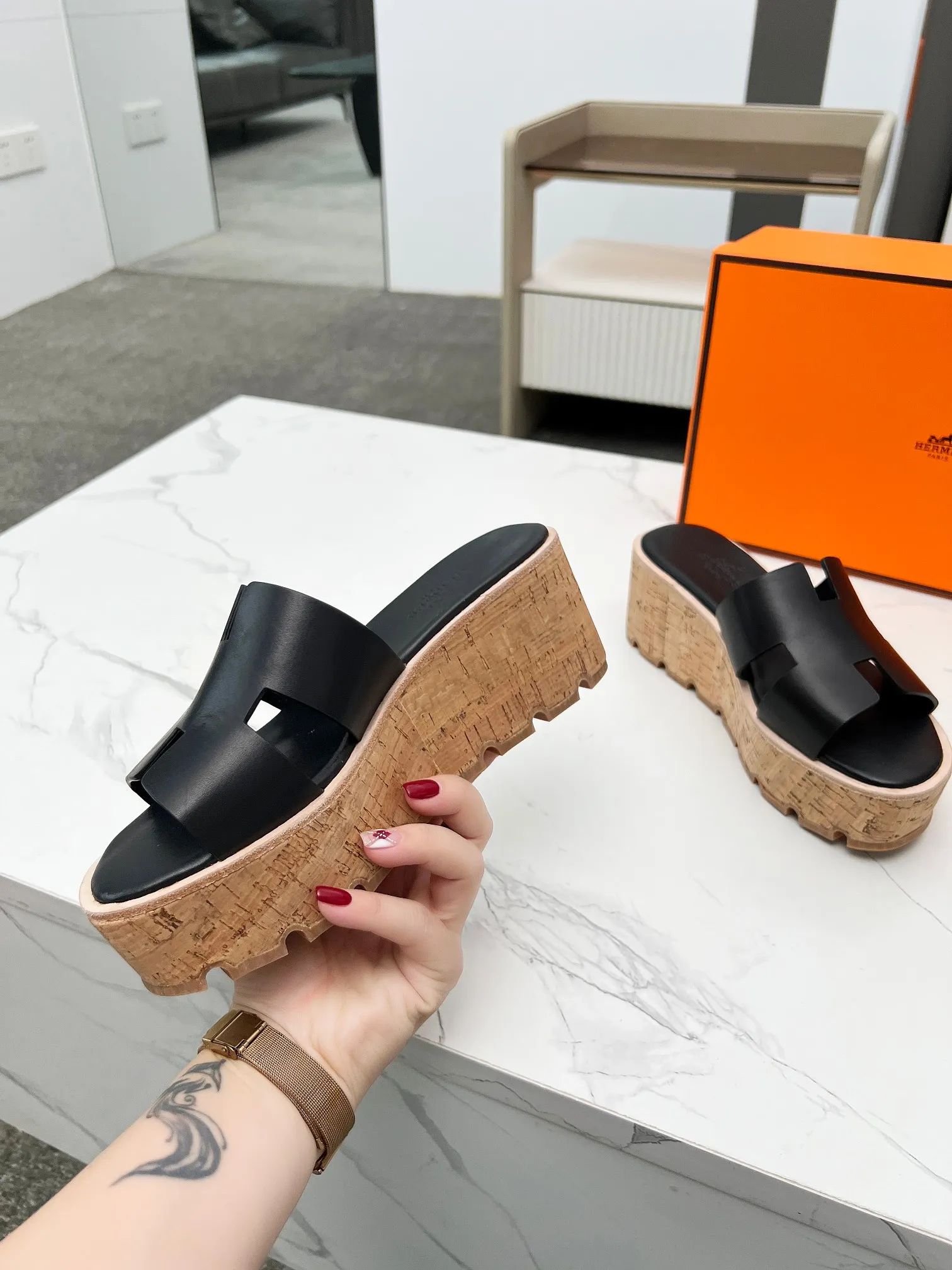 👟👟Ex-factory price 400👟👟 Hermès, upgraded version and workmanship materials. Hermes®🔴The highest version of handmade shoes on the market✨✨ Top product Hermès platform shoes🐎——————————The new model in early spring is the same as the original version, handmade by masters! ❥High-end customization, exclusive products, the highest version in the industry⚠❥Using: Hermers upper: Italian imported cowhide + sheepskin lining (pursuing top walking comfort) ✨～～〰〰〰〰❥ Packing: full set of original packaging━━━━Hermes━━━━━ size: 35-41 (42) customized and non-returnable)